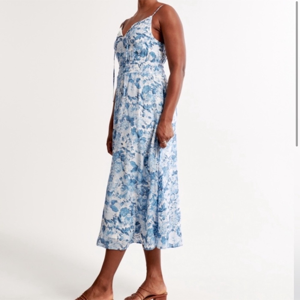 Abercrombie & Fitch Crinkle Textured Smocked Waist Midi Dress in Blue Floral - Picture 3 of 9